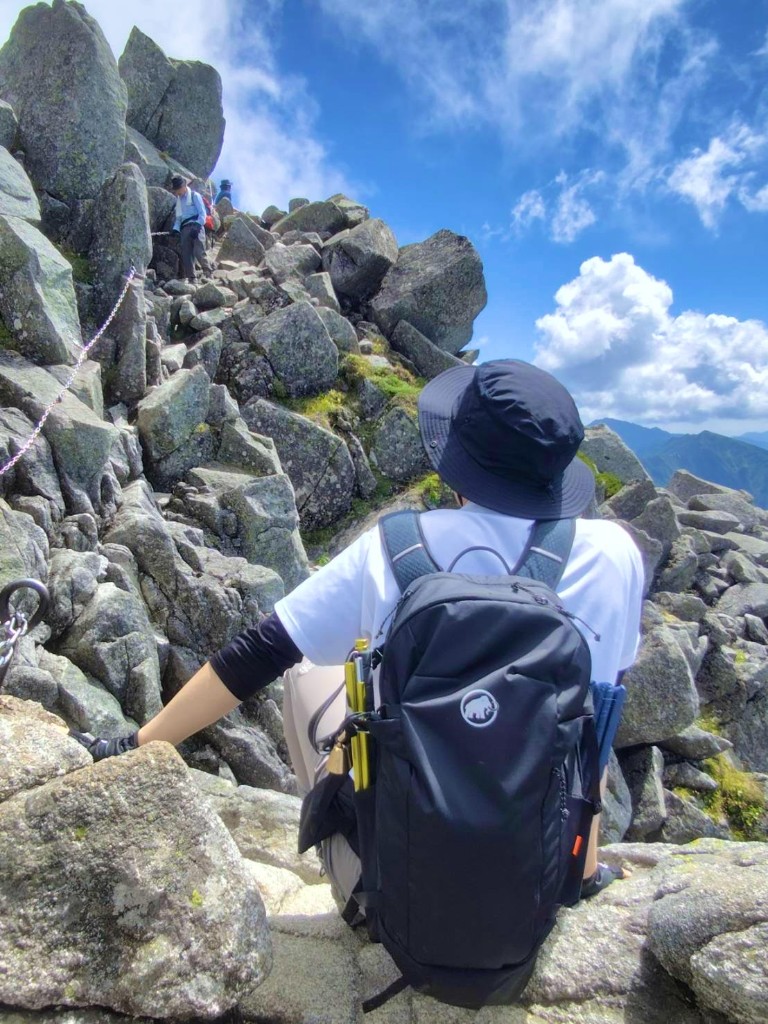 登山中の岩場での一枚